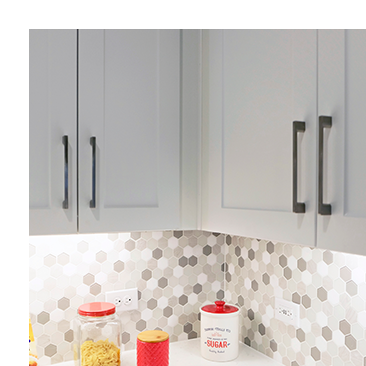 DECORATIVE<br />
HARDWARE
